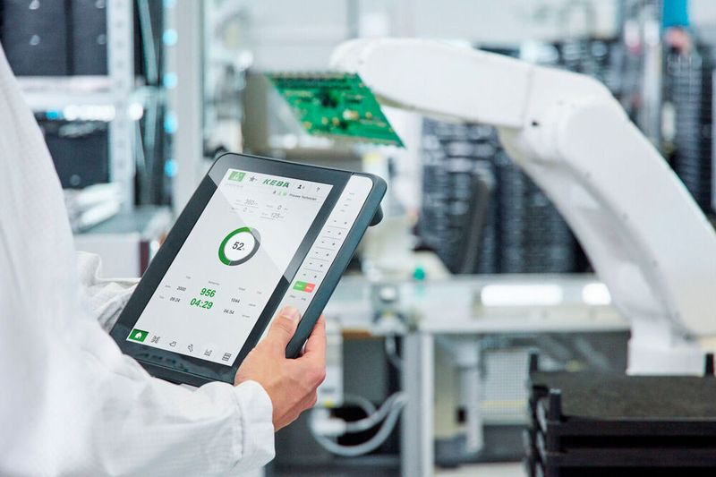 Der österreichische Automatisierer Keba zeigt auf seinem Stand gleich mehrere Neuheiten. Dazu gehören etwa das kabellose HMI Ketop Safe Wireless oder die Software Drag & Bot, mit der Industrieroboter auch von Mitarbeitern ohne Fachwissen in der Robotik bedient und programmiert werden können. Als komplettes Automatisierungssystem für Hard- und Software gilt Kemro X, das Interessierte ebenfalls am Stand von Keba anschauen können. SPS 2022: Halle 7, Stand 470.  (Bild: Keba)