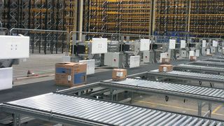 Die Systeme von Sortec sortieren beispielsweise kleine bis große Kartons, Leergutkästen, Toilettenpapierpacks, zusammengeklappte Faltkisten, gestapelte Wannen oder Kartonagen mit empfindlicher Ware. (Sortec)