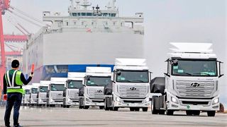 Vor über zwei Jahren lieferte Hyundai die ersten sieben Wasserstoff-Lkw nach Europa (Bild). Nun kommt auch Deutschland in den Genuss, über zwei Dutzend dieser „grünen“ Transportalternativen auf die Straße zu bringen, wie es heißt. Hier mehr dazu ... (Bild: Hyundai)