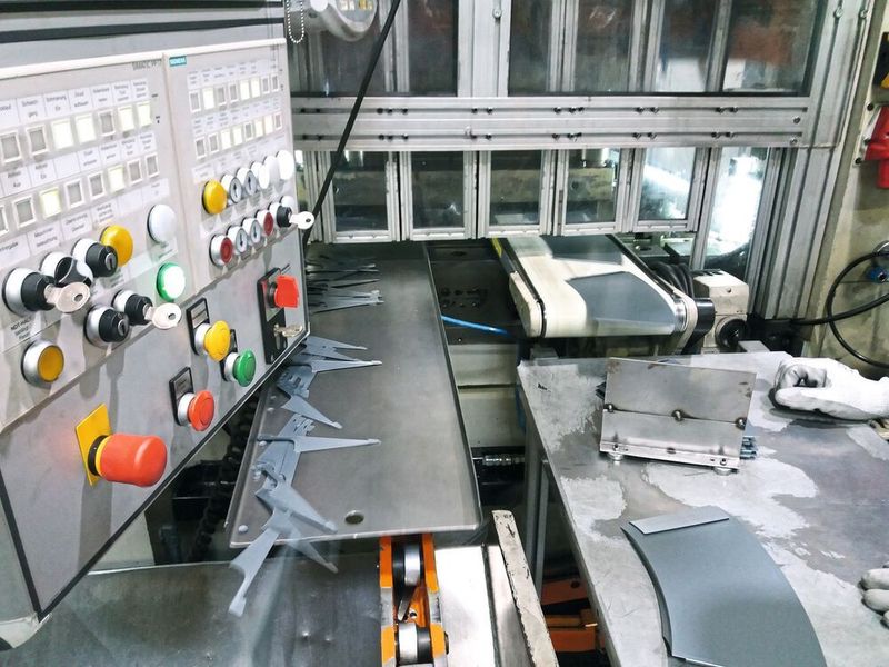 Links im Bild wird der Stanzabfall mit dem Teileförderer entsorgt und rechts werden die Gutteile vorsortiert. (Kaiser)