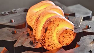 Das IPH in Hannover erforscht, wie sich Kurbelwellen mit weniger Energieverbrauch und Nacharbeit herstellen lassen. (IPH)