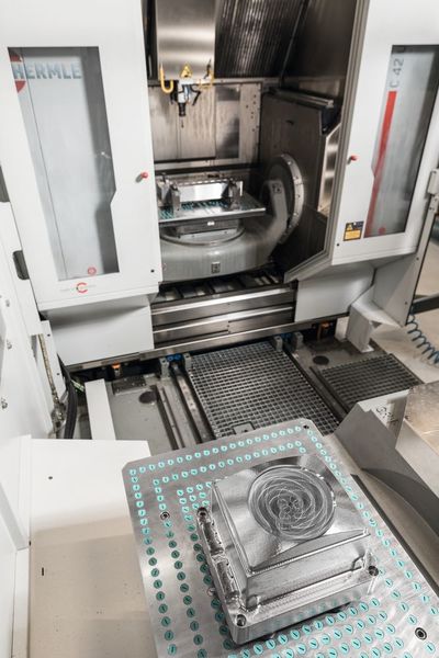 Im Bild zu sehen ist der Wechselbereich des 3-fach-Palettenwechslers PW 850 mit drei Paletten im Speicher. Im Einsatz sind Paletten im Format 500 mm x 500 mm, die Werkstückgrößen bis Durchmesser 630 mm bei Transportgewichten (inklusive Palette) bis  600 kg erlauben.                        (Hermle)