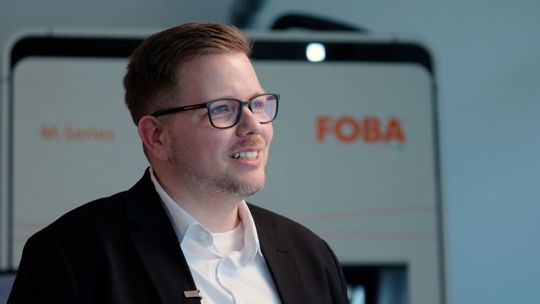 Damian Zawadzki, Product and Application Manager, leitet das Applikationslabor. (Bild:  FOBA Laser Marking + Engraving)