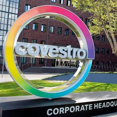 Nach Freigabe durch EU und Bund übernimmt der arabische Staatskonzern Adnoc den Spezialchemiehersteller. (Bild: Covestro)