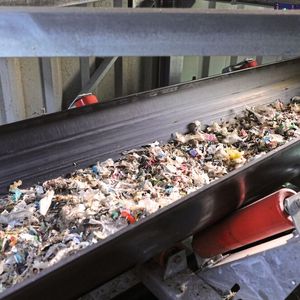 Hier versorgt der U-Förderer einen Kalzinator mit alternativen Brennstoffen.(Bild:  Beumer)