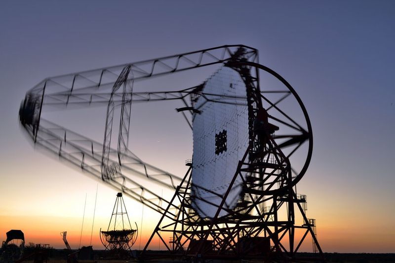 Lapp half auch mit beim Upgrade des HESS-Teleskops, das in Namibia steht. Lapp lieferte spezielle zwölfadrige Hitronic-Glasfaserleitungen, die auch die ständige Bewegung der Teleskope, die immer wieder auf neue Himmelsregionen ausgerichtet werden, mitmachen.  (Lapp / emiller@iafrica.com Eric Miller)