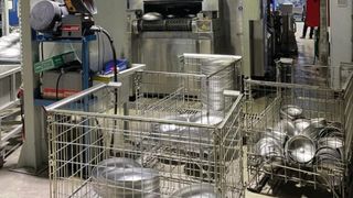 Mit einer speziellen Teilewaschmaschine oder Teilewaschanlage können Anwender automatisiert und effizient Teile reinigen. (Bild: KSP)