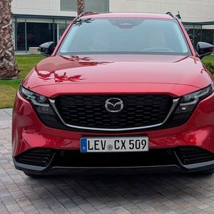 Die Scheinwerfer haben ein noch ausgeprägteres Flügeldesign erhalten.(Bild:  Mauritz – VCG)