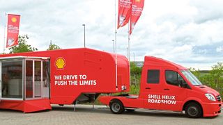 Im Zuge einer kürzlich durchgeführten Road-
show präsentierte Shell nicht nur seine Technikkompetenz. Vor allem die Leistungen für freie Werkstätten standen im Mittelpunkt. (Bild: Dominsky/»kfz-betrieb«)