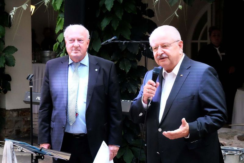Auftakt zur Abendveranstaltung: ZDK-Präsident Jürgen Karpinski (re.) und Hans-Werner Norren, Präsident Kfz-Gewerbe Rheinland-Pfalz. (Zietz)