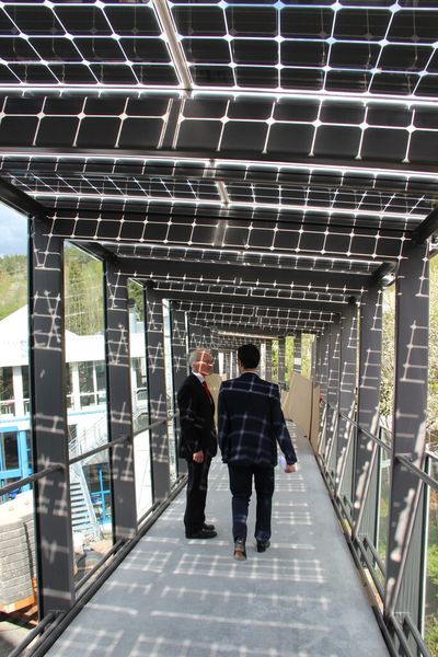 Selbst die Gehwege tragen ihren Beitrag zur Nachhaltigkeit bei: auf dem Dach sind Solarmodule befestigt. (Bild: Sonnenberg)