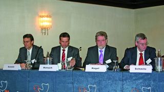 Tobias Matejek, Volkswagen und Friedrich Nagel, Präsident ZKF diskutierten zum Thema Schadenmanagement der Versicherungen.  (Foto: Damschen)