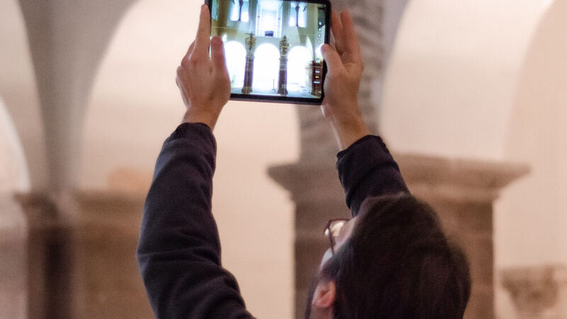 Um die AR-Inhalte später im Raum realistisch darstellen zu können, wurde das Tracking vor Ort im Johanneschor getestet und optimiert. (Bild:  Fraunhofer IGD)