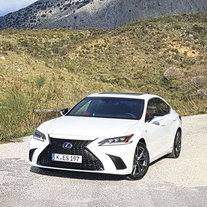 Der Lexus ES tritt die Nachfolge des GS an.