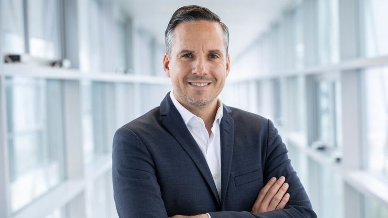 Patrick Dinger, Opel-Markenchef in Deutschland: „Unser Weg ist klar: Wir wandeln uns zur elektrischen Marke. Über unsere gesamte Modellpalette hinweg nimmt der batterieelektrische Marktanteil von Opel in Deutschland schon heute eine tragende Rolle ein. Mit den rein elektrischen Nachfolgern von Crossland und Grandland wird es bei Opel bereits Ende 2024 in jeder Baureihe des Modellportfolios eine batterieelektrische Antriebsvariante geben. 2023 avancierte der Corsa zum wiederholten Mal in Folge zum deutschen Markführer im Kleinwagensegment. Aber auch der Mokka und neue Astra sind vielversprechend. Und nun folgt der neue Astra Sports Tourer Electric als rein elektrischer Kombi auf dem deutschen Heimatmarkt, der ja traditionell und weiterhin auch ein Caravan-Markt ist. Damit steht uns 2024 von Jahresbeginn an das nun vollständige Astra-Modellprogramm zur Verfügung. Hinzu kommt schon bald die nächste Generation unseres Nutzfahrzeugtrios inklusive neuem Markengesicht Opel Vizor, weiterentwickeltem Cockpit sowie klassenführenden Reichweiten. Dies wird uns weiter voranbringen, denn auch unsere leichten Nutzfahrzeuge haben zur positiven Marktentwicklung maßgeblich beigetragen. All diesen Schwung wollen wir im neuen Jahr mitnehmen. Und dabei setzen wir auf unsere Handelspartner. Dass Opel auf dem Weg in die Elektromobilität zu den Vorreitern zählt, ist schließlich auch das Verdienst unseres Händlernetzes. Interessierte Kunden werden dort mit Engagement, Kompetenz, hoher Beratungsqualität und maßgeschneiderten Angeboten in die Welt von Opel geführt. Eine besondere Leistung, auf die man stolz sein darf und die wir gemeinsam im neuen Jahr weiter ausbauen wollen.“  (Bild: Stellantis)