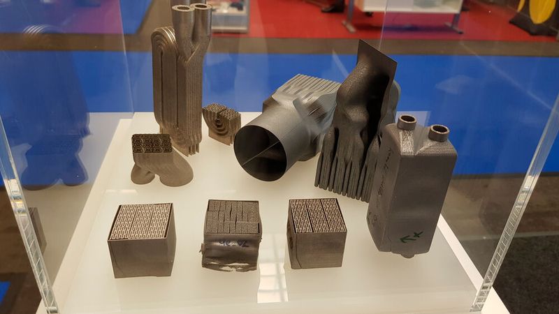 Der Stand des Fraunhofer Kompetenzfeldes AM umfasste 19 Institute. Mit dabei das Fraunhofer IWU mit filigranen Metallbauteilen, die durch angepasste Belichtungsstrategien im Laserstrahlschmelzen möglich wurden. (Bild: D.Quitter/VCG)