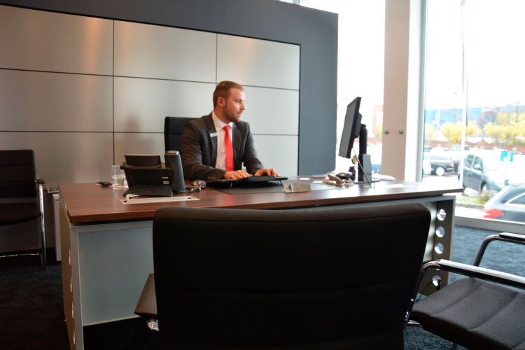 Auch die Berater-Arbeitsplätze vermitteln eine exklusive Atmosphäre. (Achter / »kfz-betrieb«)