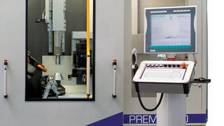 Bild 1: Die Drückmaschine Premo 600, bei der die Hauptspindel in die Vertikale gedreht ist, arbeiten nicht gegen die Schwerkraft sondern nutzt sie. (Bild: Abacus Maschinenbau)