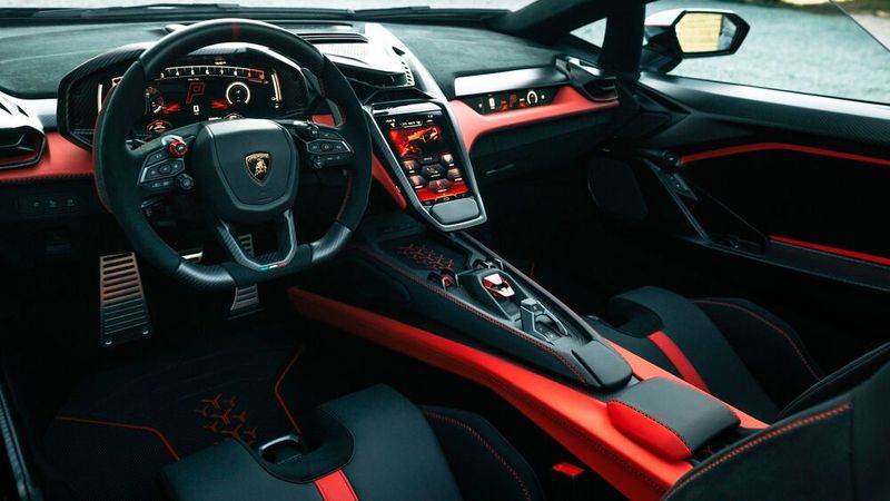 Carbon, Leder, Alcantara und reichlich Display prägen den Innenraum des Fenomeno Roadster. (Bild: Lamborghini)