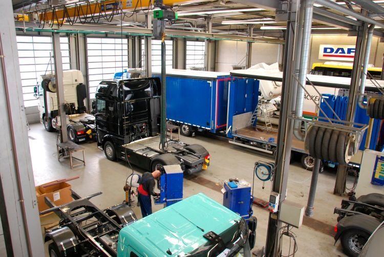 Aus dem Aufenthaltsraum können die wartenden Trucker jederzeit bei der Reparatur ihres Lkw zusehen. (Foto: Holz)