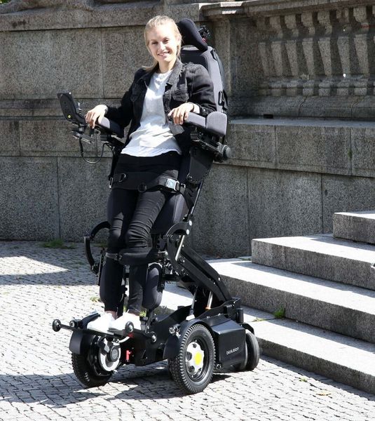 Im Pflege- und Stehrollstuhl PR Biolution der PARAVAN GmbH finden sämtliche medizinische und ergonomische Aspekte Berücksichtigung und sorgen für eine Verbesserung des individuellen Krankheitsbildes. (Bild: PARAVAN GmbH)