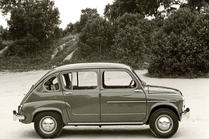 Neben der zweitürigen Limousine gab es eine Cabriolimousine Seat 600 D Descapotable und – als spanische Spezialität – eine viertürige Limousine mit verlängertem Radstand. Dieser Seat 800 wurde jedoch nur 18.000 Mal gebaut und lief vor allem als Taxi. (Bild: Seat)