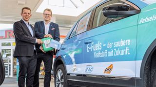 Werben gemeinsam für den Einsatz von E-Fuels in Autos: (v. l.) der Landtagsabgeordnete Friedrich Haag und Carsten Beuß, Hauptgeschäftsführer des Kfz-Gewerbes Baden-Württemberg. (Bild: Kfz-Gewerbe Baden-Württemberg)