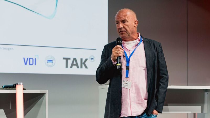 Schlechte Gerüche aus der Lüftungsanlage sind mehr als eine Belästigung, das machte Dr. Andreas Winkens, VDI-geprüfter Fachingenieur und Experte für Lufthygiene, deutlich. Wie sich die Klimaanlage fachmännisch reinigen lässt, … (Bild: Stefan Bausewein)