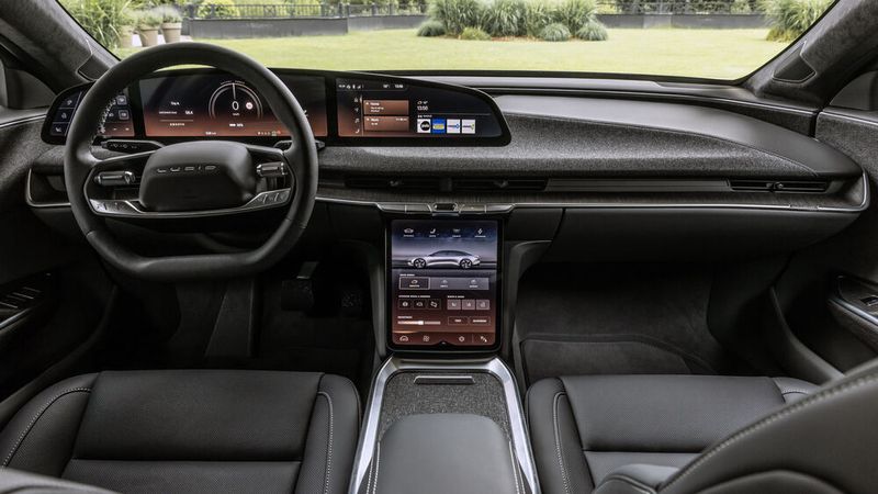 Der Innenraum des Air Pure RWD ist puristisch und elegant. Die wenigen klassischen Bedienelemente, auf die Lucid nicht verzichtet hat ... (Bild: stefanboesl.de)