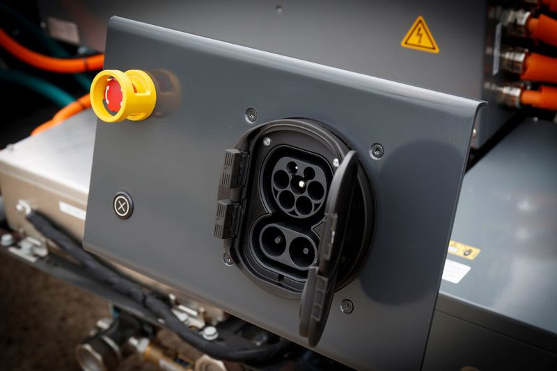 Zum Laden kommt der europaweit standardisierte Stecker „Combined Charging System“ (CCS) Typ 2 zum Einsatz. (Daimler)