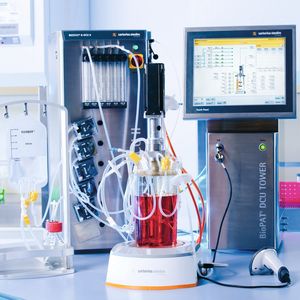 Abb. 1 (a): Der Univessel SU ist ein neuer Einweg-Rührbioreaktor,... 