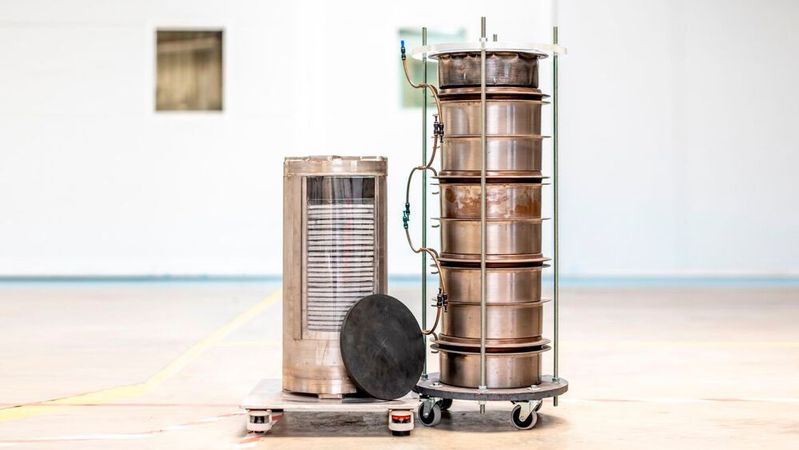 Bei der Methode wird Magnesiumhydrid mit Metallzusätzen und Graphit gemischt, um Wasserstoff zu festen Platten zu komprimieren. 