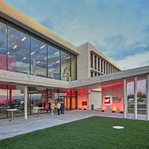 Bild 2:  Zum Jahreswechsel 2022/2023 wurde das neue High-Tech-Innovation Center (HIC) in München-Freiham bezogen und bietet dort neben Büroarbeitsplätzen auch ein Testfeld mit EMV-Kammer. Das HIC bietet derzeit Platz für 250 Beschäftigte.(Bild:  FloHagena/fotolevel)