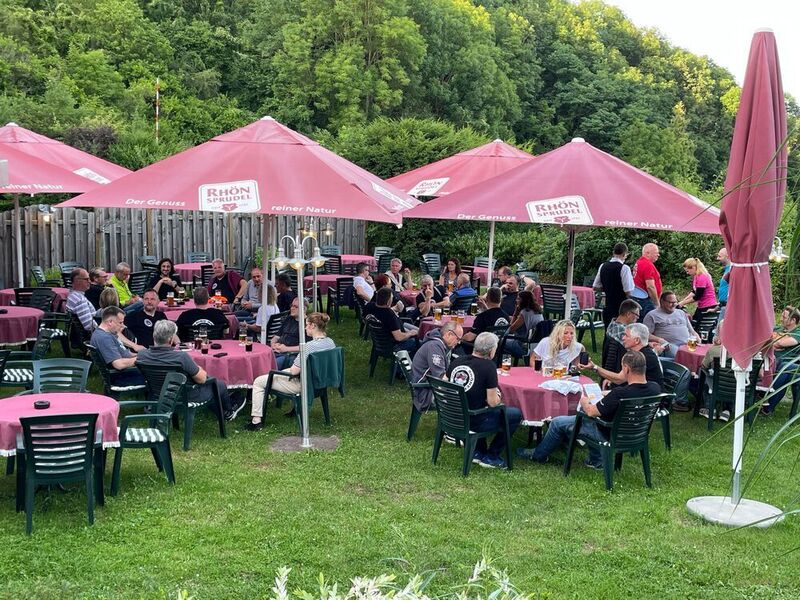 Wieder versammelte sich die Truppe am Abend in großer Runde, dieses Mal zum festlichen Barbecue... (Vogel IT-Medien GmbH)