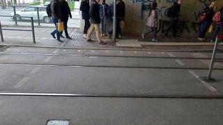 Die in die Straße installierte Ampel soll Handynutzer vor den Verkehr. (Bild: Stadt Augsburg)