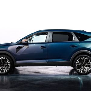Optisch setzt Dacia auf eine lange, gerade Schulterlinie, die LED-Tagfahrlichter und Rückleuchten in neuer T-Signatur miteinander verbindet. (Bild: Dacia)