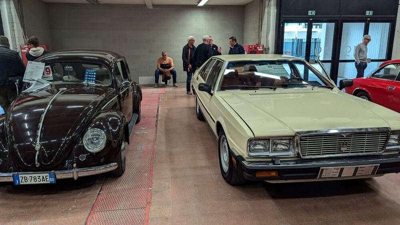 Sie haben rund 28.000 Euro ürbig: Was würden Sie kaufen? Diesen Käfer links, oder jenen Maserati Quattroporte III rechts? Eigentlich eine ganz leichte Entscheidung, oder? (Bild: Dominsky)