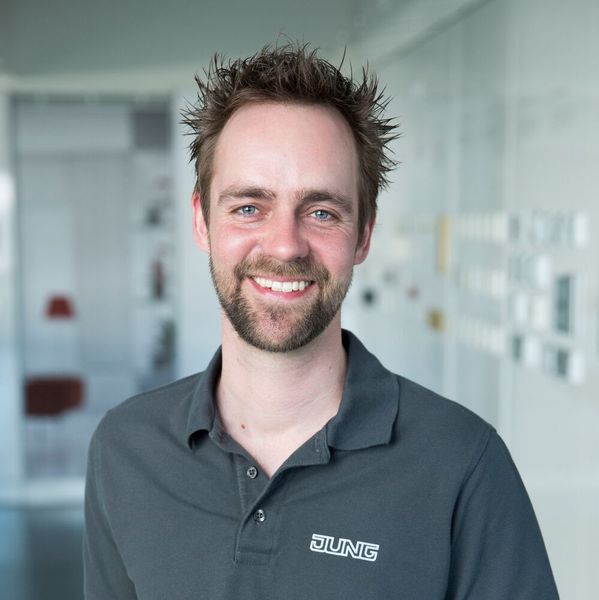 Daniel Wagener: „Mit dem Kauf unseres ersten UR-Cobots erhielt ich eine eintägige Schulung bei Dahl Automation. Zudem habe ich weitere Aufbauschulungen im Trainingszentrum von Universal Robots in München absolviert. Danach konnte ich die Roboter von UR ohne Probleme selbstständig programmieren.“ (Universal Robots)