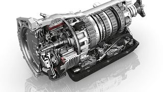 Das 8-Gang Plug-in-Hybridgetriebe von ZF: Hier sind die Komponenten Elektromotor, Kupplung(en), Torsionsdämpfer und Hydraulik platzsparend und effizient in das Getriebe eingepasst. (Foto: ZF)