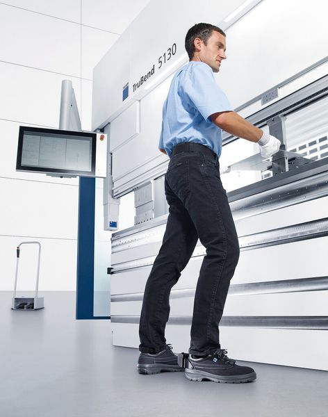 Mit dem sogenannten Magic Shoe, einem mit intelligenter Sensorik bestückten Arbeitsschuh, kann der Bediener einfach und frei beweglich mit dem Fuß an jeder Position der Maschine den Hub auslösen. (Bild: Trumpf)