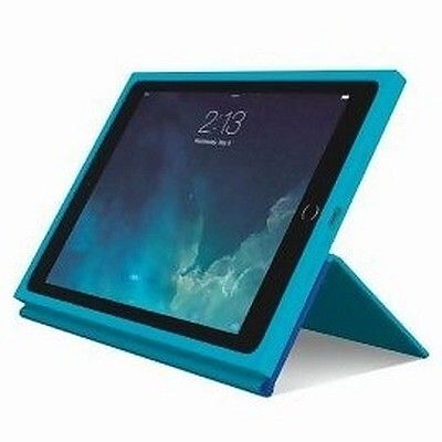 Logi BLOK Schutzcover: Logitech stellt seine erste Produktfamilie für iPad-Hüllen unter dem neuen Label Logi vor: die BLOK-Familie umfasst eine leichte Schutzhülle, ein Schutzcover, sowie ein Schutzcover mit Tastatur. Alle Produkte sind aus stoßabsorbierendem Polymer-Kunststoff, dessen Struktur das iPad vor Stürzen bis aus 1,80 Meter Höhe zuverlässig schützt – selbst bei einem Aufschlag auf Beton.Die beiden Logi BLOK Schutzcover verfügen außerdem über eine integrierte, stufenlos einstellbare Halterung, die mit einer Spannweite von null bis 50 Grad aus jedem Winkel einen guten Blick auf das iPad bietet.„Bisher musste man sein iPad in einer klobigen Hülle verstecken, um es vor einem Sturz zu schützen. Darunter litt nicht nur die Ästhetik sondern auch die Bedienung des Gerätes“, erläutert Michele Hormann, Vice President Mobility bei Logitech. „Die Produkte der Logi BLOK-Familie vereinen zuverlässigen Schutz für das iPad mit einem ansprechenden, schlanken Design und ermöglichen die einfache Bedienung des Gerätes.“ (Bild: Logitech/IFA)