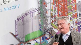 Infrastrukturleiter Ralf Mechelhoff begrüßte beim Richtfest die Gäste und dankte den am Bau beteiligten Abteilungen sowie deren externen Partnern für die bisher geleistete gute Arbeit. (Bayer)