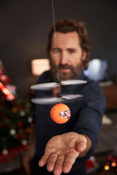 Der Sensor Flying Ball ist mit einem Infrarot-Sensor ausgestattet und reagiert auf Hindernisse und Oberflächen indem ernach oben steigt. Er kann mit den Händen, Füßen oder anderen Körperteilen und Gegenständen bewegt werden Die Ladezeit beträgt etwa 30 Minuten, die Flugzeit fünf bis acht Minute. Kostenpunkt: 20 Euro (Tchibo)