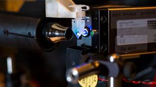 Prototyp des adaptiven PCR (PCR = polymerase chain reaction): Die kleine Probe in der Mitte wird durch einen Laser auf der rechten Seite angeleuchtet. Unterschiedliche Ebenen der Fluoreszenz werden mittels eines Spektralphotometers auf der linken Seite gesammelt und ermöglichen die Kontrolle der DNA-Duplikation. (Bild: Anne Rayner, Vanderbilt University)