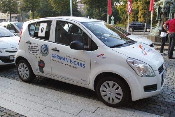Bertha Benz Challenge 2012, 2. Tag: Präsentation der Fahrzeuge vor dem MannheimerSchloss am Vormittag. Einer der beiden Stromos von German E-Cars. (Ulrich Steinlechner)