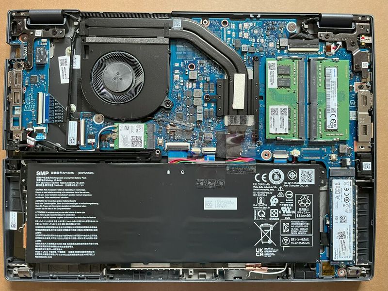 Akku, Speicher und SSD sind nach em Entfernen des Gehäusebodens gut zugänglich. (Bild: Vogel IT-Medien)