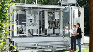 Ganz schön viel Technik im kompakten 20-ft-Container: Mitarbeiter des LZE-Projekts diskutieren den verfahrenstechnischen Aufbau des Langzeitspeichersystems. (Kurt Fuchs/Fraunhofer-IISB)
