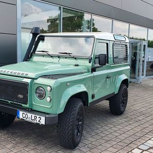 Kunden, die den alten Defender bevorzugen, werden bei Land Rover ebenfalls fündig.(Bild:  Mauritz/»kfz-betrieb«)