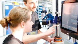 Moderne Fertigungsmethoden und klassisches Basiswissen – bei Kaeser Kompressoren lernt der Nachwuchs die gesamte Bandbreite durch eigenes Erfahren. (Bild: Kaeser Kompressoren)