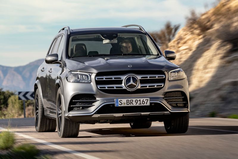 Zu den 360 kW/489 PS und 700 Newtonmeter Drehmoment des Verbrenners steuert der integrierte Starter-Generator bei Bedarf kurzzeitig 250 Newtonmeter und 16 kW/22 PS bei.  (Daimler)